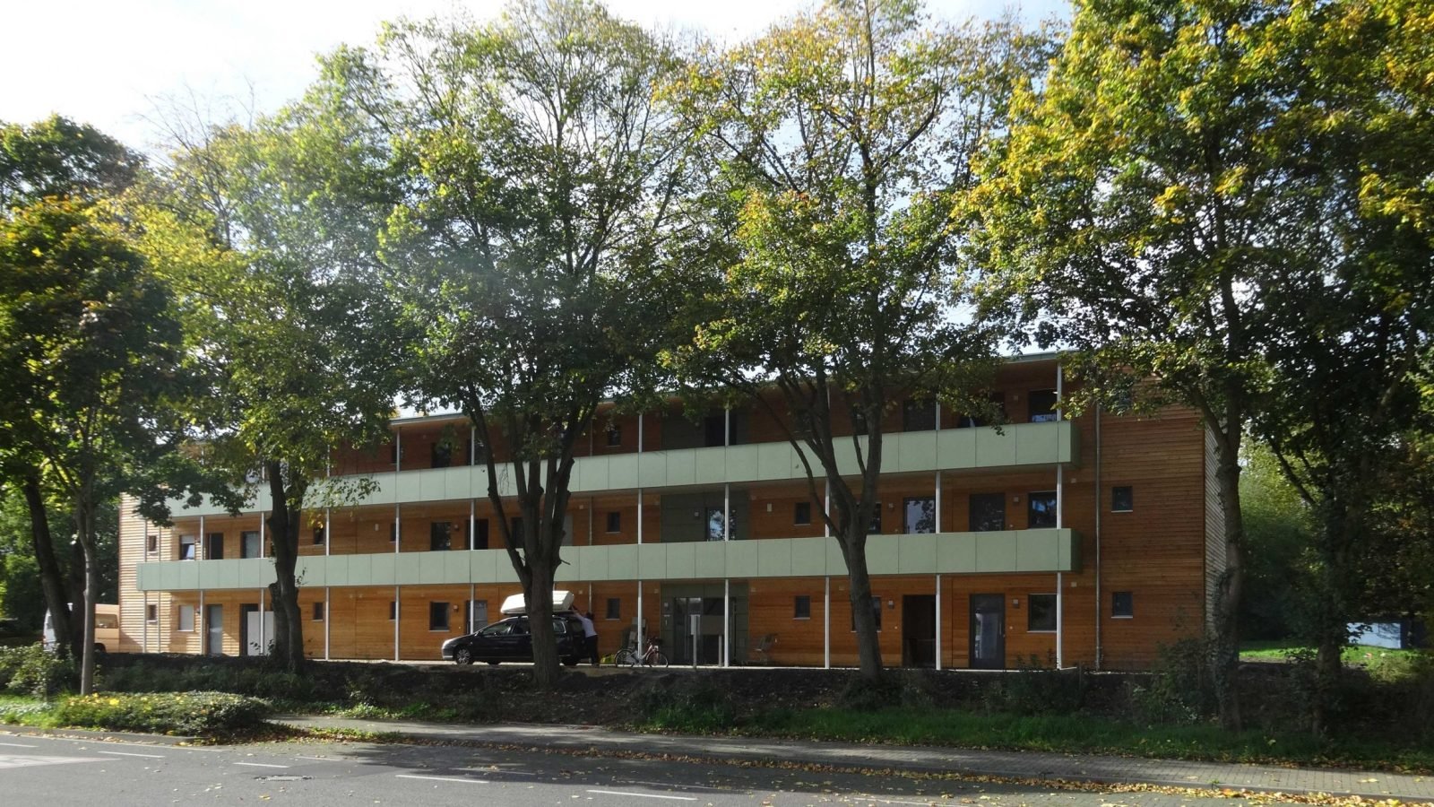 03-Außenbereich-Vorne_-Perspektive-von-Straße